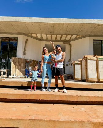 Virginia e Zé Felipe mostram a mansão da família em Goiânia para as filhas (Foto: Instagram)