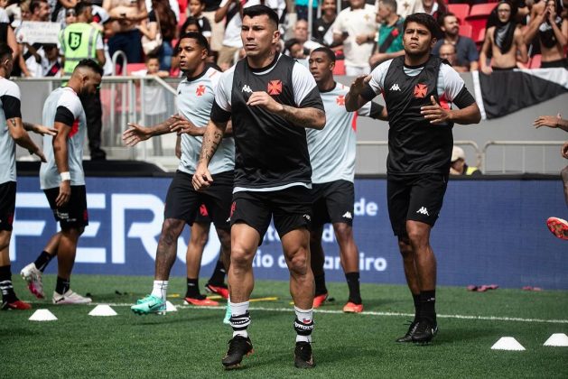 O árbitro tomou decisões controversas ao expulsar o meia Jair logo aos quatro minutos de jogo. (Foto Instagram)