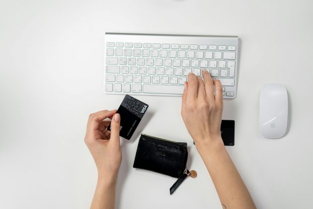 "Outra forma de agir da golpista era receber boletos bancários e valores para efetuar pagamentos." (Foto Pexels)