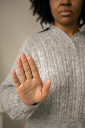 A mãe questionou sobre como o homem tocou o bumbum da criança, indagando se foi com o dedo ou com o pênis, e a menina respondeu que foi com o pênis. (Foto Pexels)