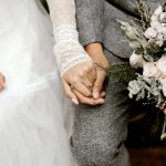 "Era meu sonho desde menininha esse casamento, eu conversava com meu namorado, na época, desde os meus 15 anos, que queria um casamento de Natal. E acho que a decoração é a ‘alma’ do casamento”, comentou Amanda. (Foto Pexels)