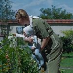 'Zona de Interesse': Vencedor do Grande Prêmio no Festival de Cannes 2023, o filme narra a história de Rudolf Höss (Christian Friedel) que desfruta uma vida aparentemente bucólica ao lado de sua esposa Hedwig (Sandra Hüller). A vida do casal é retratada enquanto eles vivem ao lado de um campo de concentração. A história é adaptação de uma história real de comandante de Auschwitz. (Foto: Divulgação)