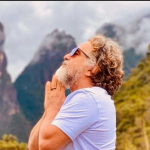 Sua carreira artística é extensa e inclui participações em novelas, filmes e peças teatrais, além de ter sido proprietário do Circo Marcos Frota. (Foto: Instagram)