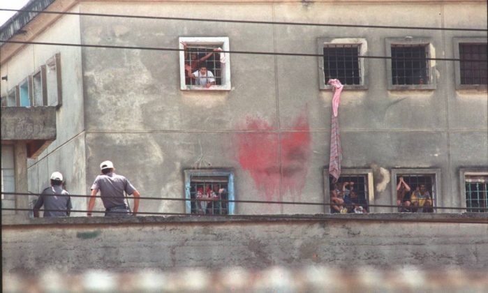 O massacre do Carandiru foi um dos episódios mais violentos da história do sistema prisional brasileiro, resultando na morte de 111 detentos durante uma operação policial em 1992. (Foto: Reprodução)
