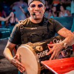 Rogerinho é percussionista do Grupo e um de seus principais nomes. (Foto: Instagram)