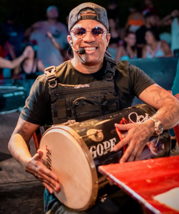 Rogerinho é percussionista do Grupo e um de seus principais nomes. (Foto: Instagram)