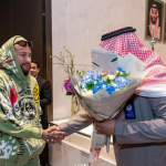 Neymar recebendo flores de representante do Al-Hilal. (Foto: Instagram)