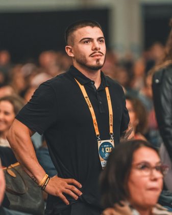 Nos bastidores do evento, Thomaz Costa relata ter reconstruído o laço entre seu pai e sua irmã, que estava rompido há anos. (Foto Instagram)