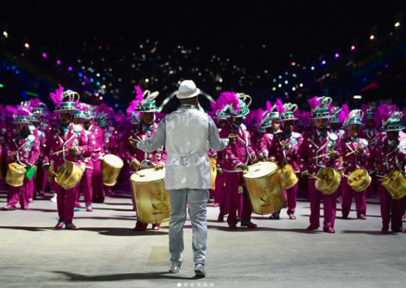 Bateria da Mangueira faz a festa na Sapucaí. (Foto: Reprodução/ Instagram)