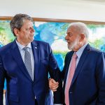 Nesta sexta-feira (02), Lula foi aplaudido e Tarcísio de Freitas vaiado em cerimônia na Cidade de Santos, litoral paulista, se encontrando nos 132 anos do Porto de Santos (Foto: Agência Brasil)