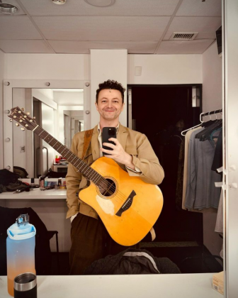 Além de sua carreira musical, Lucas também é conhecido por suas participações em programas de TV, onde mostra seu talento musical e sua personalidade carismática. (Foto: Instagram)