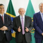 Lewandowski, Dino e Lula durante evento. (Foto: Marcelo Camargo - Agência Brasil)