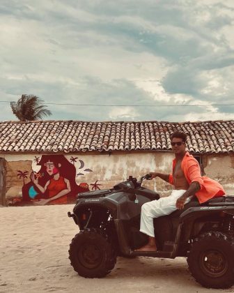 Nos Stories, ele escreveu: “Bora para casa com ajuda da mamãe”. (Foto Instagram)