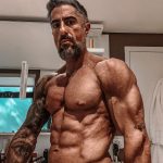 O apresentador Marcos Mion, aos 44 anos, compartilhou nesta quinta-feira (1) uma série de fotos que documentam sua jornada de evolução no universo fitness. (Foto Instagram)