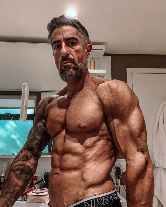 O apresentador Marcos Mion, aos 44 anos, compartilhou nesta quinta-feira (1) uma série de fotos que documentam sua jornada de evolução no universo fitness. (Foto Instagram)