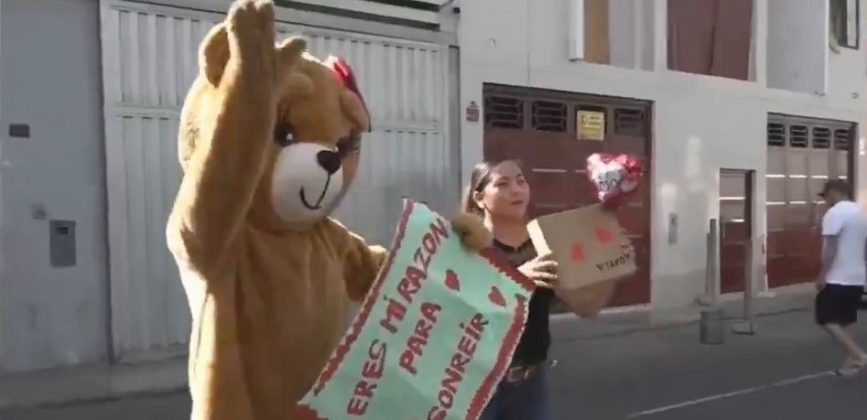 A placa carregava a mensagem "você é meu motivo para sorrir" (Foto: X)