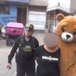 Para combater o tráfico de drogas, os policiais decidiram usar um disfarce peculiar: um agente vestido de urso carinhoso (Foto: X)