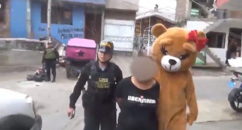 Para combater o tráfico de drogas, os policiais decidiram usar um disfarce peculiar: um agente vestido de urso carinhoso (Foto: X)