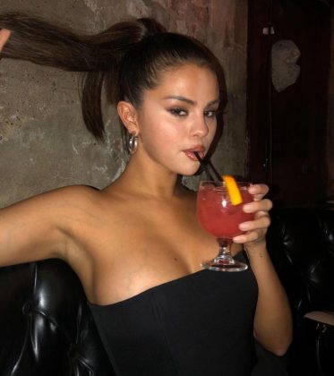 Selena Gomez é uma cantora, atriz, compositora, empresária, produtora, estilista e dubladora norte-americana. (Foto: Instagram)