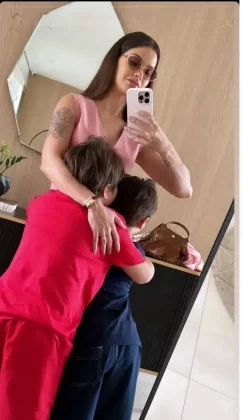 A modelo posou em um momento de amor com seus filhos, Samuel, de 6 anos, e Gabriel, de 5. (Foto: Instagram)