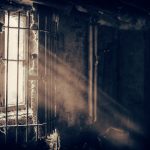 O corpo do porteiro foi cruelmente abandonado pelos criminosos, sendo descoberto no dia seguinte ao ocorrido. (Foto Unsplash)