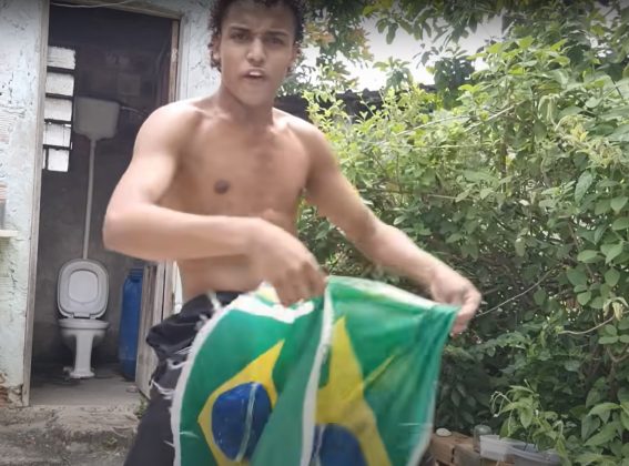 Nele, visivelmente irritado, Luis Guime utiliza a bandeira do Brasil de forma inadequada. (Foto Redes Sociais)