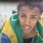 Youtuber faz atos obscenos com a bandeira do Brasil. (Foto Redes Sociais)