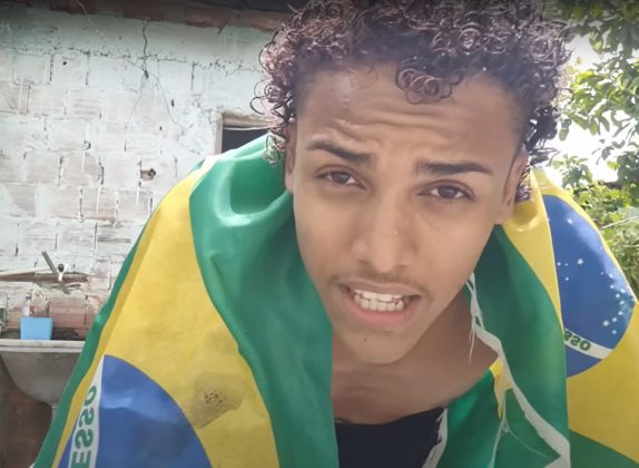 Youtuber faz atos obscenos com a bandeira do Brasil. (Foto Redes Sociais)