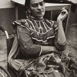 Frida Kahlo é conhecida por suas pinturas vibrantes e emotivas, que refletem sua própria experiência de vida marcada por dor e paixão. (Foto: Instagram)