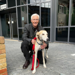 O apresentador britânico Paul O'Grady, famoso por sua persona drag Lily Savage, faleceu em março de 2023. (Foto: Instagram)