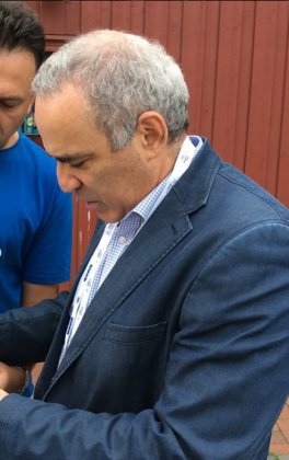 Opositor ferrenho ao Kremlin, Kasparov enfrenta restrições financeiras severas em suas contas bancárias. (Foto: Instagram)