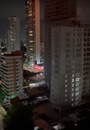 Um prédio em construção pegou fogo nesta quinta-feira, 28 de março, em Recife, capital de Pernambuco. (Fonte: Twitter)