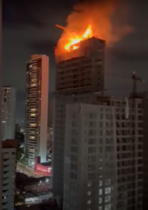 O prédio em chamas. (Fonte: Twitter)