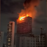 Destroços começaram a cair nas proximidades do empreendimento em chamas. (Fonte: Twitter)