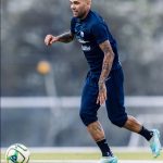 Ney Alves, irmão do ex-jogador, compartilhou uma foto da sua saída da prisão, expressando confiança na inocência de Daniel e sua determinação em provar isso ao mundo. (Foto Instagram)