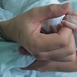 E nasceu com uma malformação congênita que o manteve na UTI neonatal desde o nascimento. (Foto Instagram)