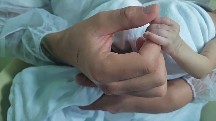 E nasceu com uma malformação congênita que o manteve na UTI neonatal desde o nascimento. (Foto Instagram)