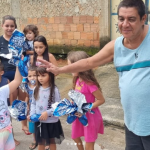 Os pequenos formaram uma fila ansiosa para receber os chocolates. (Foto: Instagram)