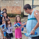 Cada criança recebeu um ovo de chocolate, tornando a celebração especial. (Foto: Instagram)