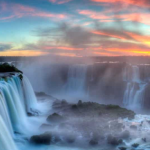 Um espetáculo natural de águas tumultuosas que sempre formam um arco íris (Foto: X)