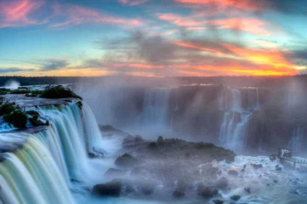 Um espetáculo natural de águas tumultuosas que sempre formam um arco íris (Foto: X)