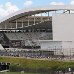 Foto da lateral do Estádio, via portões de acesso. (Fonte: Instagram)