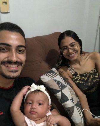 Débora e Gustavo se casaram aos 18 anos, em 2022, e residiam no Espírito Santo. Em março de 2023, receberam a notícia da gestação de sua filha, Jade Borges Carneiro, hoje com 5 meses. (Foto Instagram)