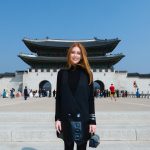 Na terceira publicação, a atriz compartilhou sua visita em um templo coreano (Foto: Instagram)