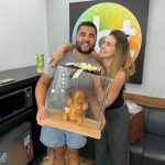 Nesta última terça-feira (26), Virginia surpreendeu seu amigo e colega de programa, Lucas Guedez, com um elefante de chocolate (Foto: Instagram)