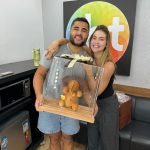 Virginia dá de presente um elefante de chocolate para Lucas Guedez (Foto: Instagram)