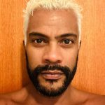 Conhecido por seu papel como Benjamin na novela "Vai Na Fé" e atualmente competindo no Dança dos Famosos, o ator decidiu inovar ao adotar cabelos platinados. (Foto: Instagram)
