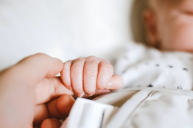 Casados há 7 anos, a mãe relata que a gravidez não era planejada e que a descoberta do TEA e do transtorno de personalidade evitativa na filha abalou profundamente o relacionamento. (Foto Pexels)