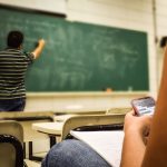 Estava em sala de aula, se levantou e iniciou os ataques durante o início das aulas. (Foto Pexels)