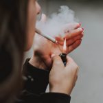 Se aprovada, o Reino Unido se tornará um dos lugares com mais restrições ao tabaco no mundo. (Foto: Freepik)